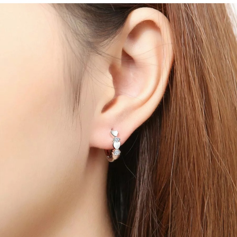 Elegant Heart 925Silver Hoop Earring WhiteSapphire - Picture 4 of 6